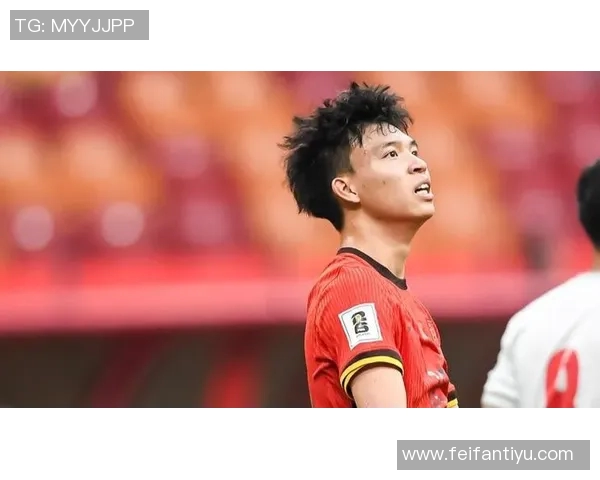 何超手球染黄引争议裁判漏判浙江进攻王钰栋愤怒砸球抗议 何超手球染黄引争议裁判漏判浙江进攻王钰栋愤怒砸球抗议