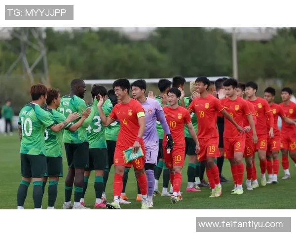 老友重聚亚泰主帅苏亚雷斯与国安队工作人员深情相拥展现友谊之情