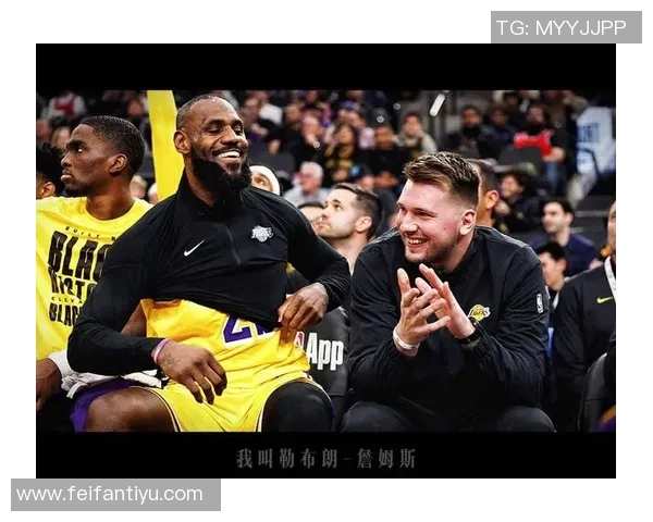 东契奇与里夫斯现场观战布朗尼G联盟比赛展现篮球热情与友谊