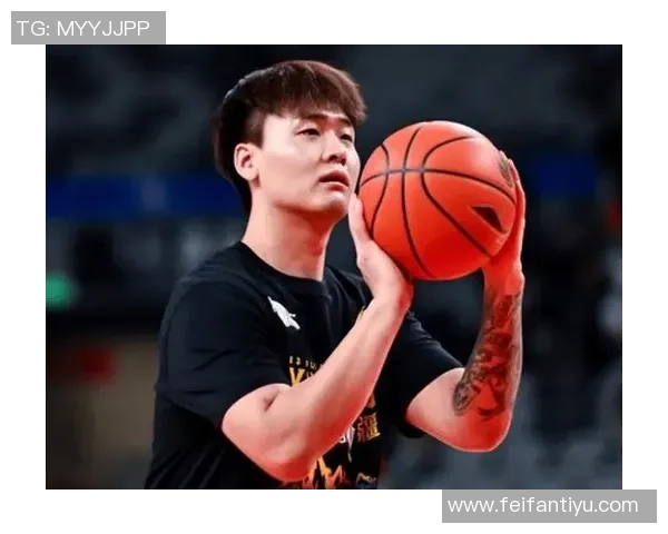 媒体人分享广东全运男篮探班照片赵睿身穿北京T恤与胡明轩崔永熙同框合影